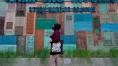 Paket kelas ini didesain untuk melatih peserta agar bisa berbahasa inggris dengan fasih, alami dan percaya diri. Perbedaannya dengan Reguler Asrama adalah paket ini tidak disertai dengan asrama (classes only). Reguler Non Asrama dibagi menjadi 3 level, yaitu Level 1, Level 2 dan Level 3. Sebelum mengikuti paket ini, peserta akan diuji terlebih dahulu untuk menentukan Level yang sesuai dengan peserta.