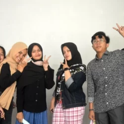 Banyaknya lembaga kursus di Kampung Inggris membuat semakin banyak pilihan yang tersedia bagi siapapun yang ingin belajar bahasa Inggris secara intensif. Tercatat lebih dari 150 Lembaga Kursus dan Pelatihan di Forum Kampung Bahasa yang menawarkan program belajar bahasa Inggris. Tetapi diantara sekian banyaknya tempat kursus yang ada, sebaiknya Kamu memilih ACCESS ES sebagai prioritas tempat belajar yang utama ketika di Kampung Inggris. Berikut ini alasannya;