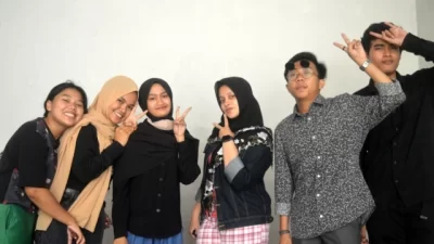 Banyaknya lembaga kursus di Kampung Inggris membuat semakin banyak pilihan yang tersedia bagi siapapun yang ingin belajar bahasa Inggris secara intensif. Tercatat lebih dari 150 Lembaga Kursus dan Pelatihan di Forum Kampung Bahasa yang menawarkan program belajar bahasa Inggris. Tetapi diantara sekian banyaknya tempat kursus yang ada, sebaiknya Kamu memilih ACCESS ES sebagai prioritas tempat belajar yang utama ketika di Kampung Inggris. Berikut ini alasannya;