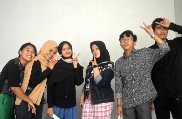 Banyaknya lembaga kursus di Kampung Inggris membuat semakin banyak pilihan yang tersedia bagi siapapun yang ingin belajar bahasa Inggris secara intensif. Tercatat lebih dari 150 Lembaga Kursus dan Pelatihan di Forum Kampung Bahasa yang menawarkan program belajar bahasa Inggris. Tetapi diantara sekian banyaknya tempat kursus yang ada, sebaiknya Kamu memilih ACCESS ES sebagai prioritas tempat belajar yang utama ketika di Kampung Inggris. Berikut ini alasannya;