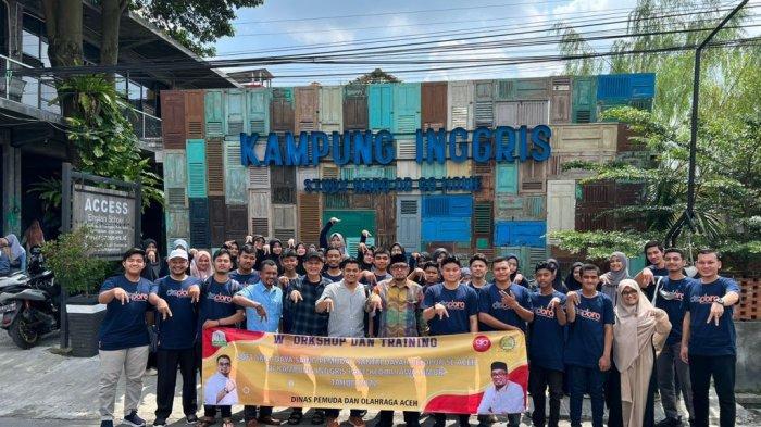 Pemerintah Aceh melalui pokok pikiran Anggota DPRA mengirim beberapa utusan pemuda santri dan santriwati untuk meningkatkan kemampuan mereka dalam berbahasa asing, terutama bahasa Inggris ke ‘Kampung Inggris’ di Kecamatan Pare, Kabupaten Kediri, Jawa Timur.