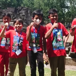 Program English Camp merupakan, kegiatan belajar bahasa inggris secara intensif seperti program Full Day Camp 2 Minggu yang dirancang khusus sesuai dengan tujuan atau target utama yang sudah ditentukan oleh sekolah. Secara sederhana, selaras dengan visi maupun misi yang dimiliki oleh sekolah.